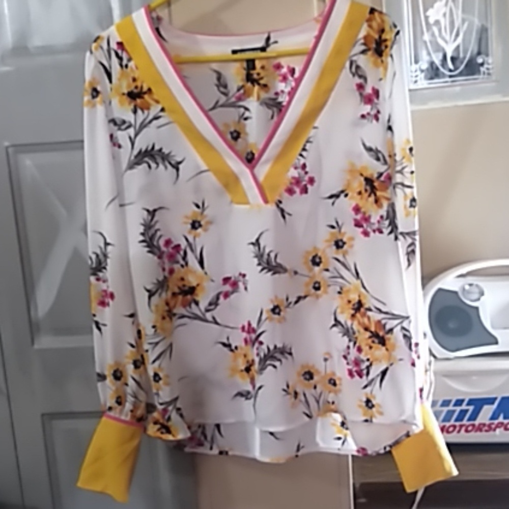 EXPRESS.... LONG SLEEVES V-NECK FLORAL BLOUSE